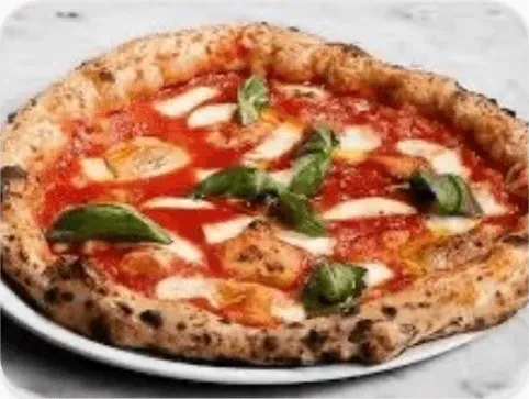 Pizza artesanal con tomate, mozzarella y albahaca
